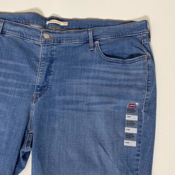 ✨NWOT✨Levi’s | Medium-Wash Denim Cuffed Classic Bermuda Jean Shorts Sz 26W-Wide - Picture 3 of 16